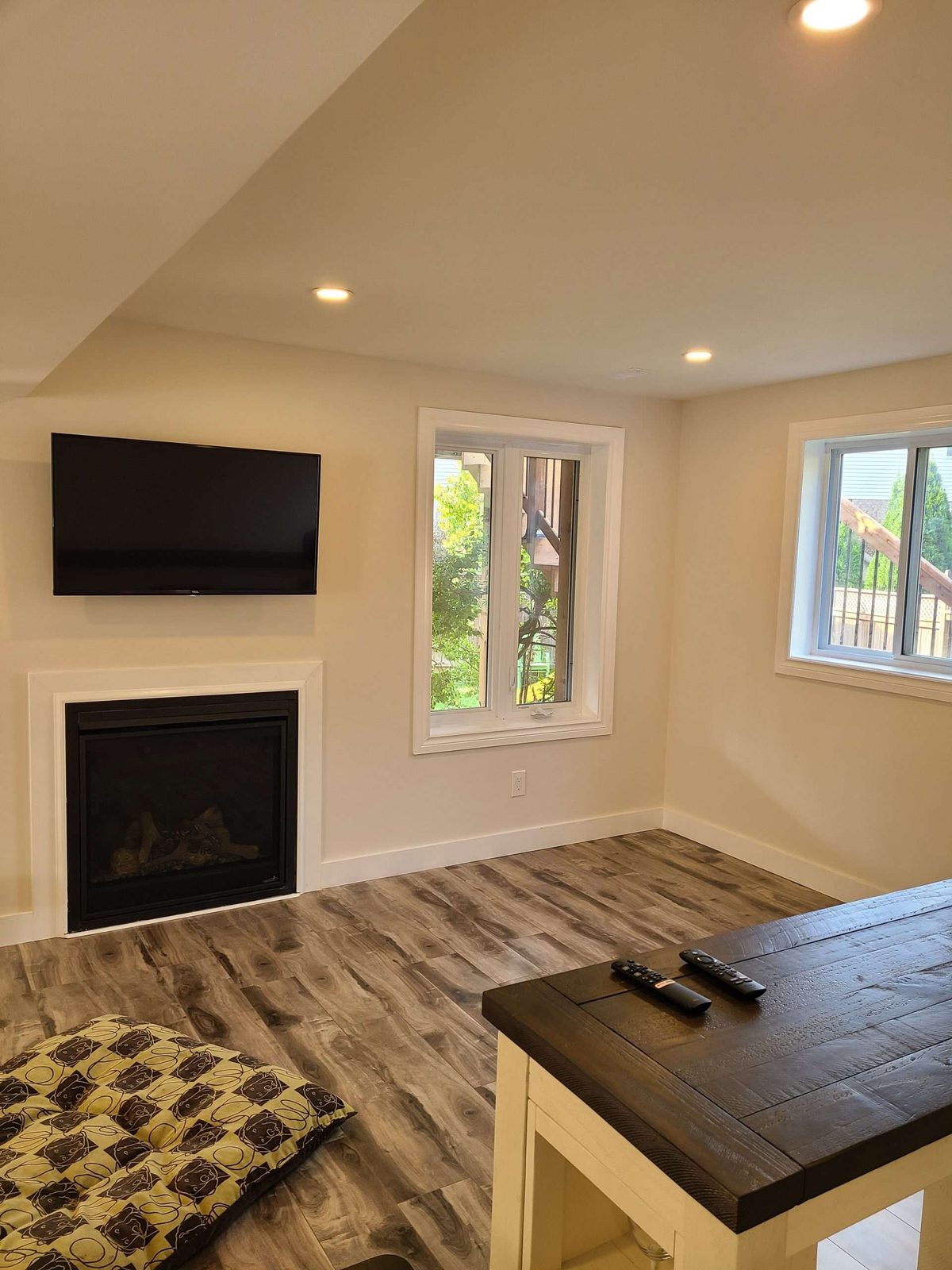 Living room with fireplace, TV and patterned tile